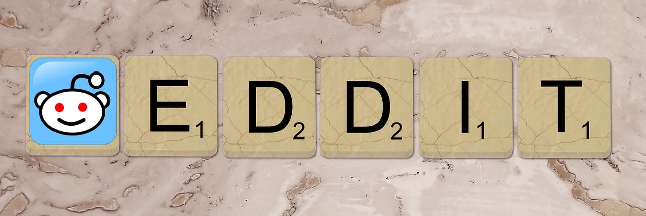 Puzzle blocks with Reddit log and reddit spelled